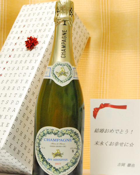 プレゼントワインショップ/結婚のシンボルとされるハトのカップルが熱いキス！女性に大人気のラベルです